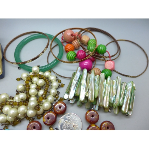 2012 - A collection of costume jewellery