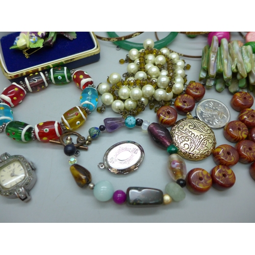 2012 - A collection of costume jewellery
