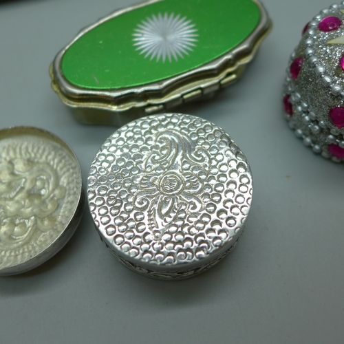 2017 - A collection of lady's compacts