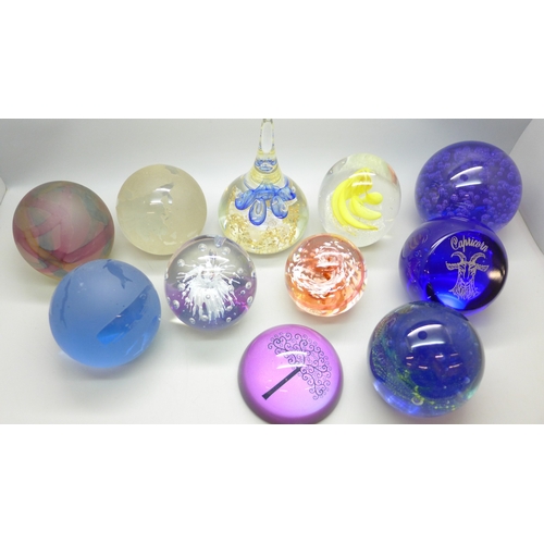 2020 - Eleven glass paperweights including Teign Valley Glass, Kerry Glass, etc.