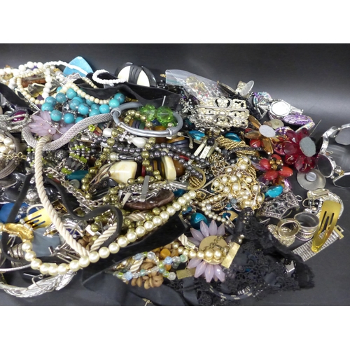 2058 - A collection of costume jewellery