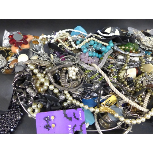 2058 - A collection of costume jewellery