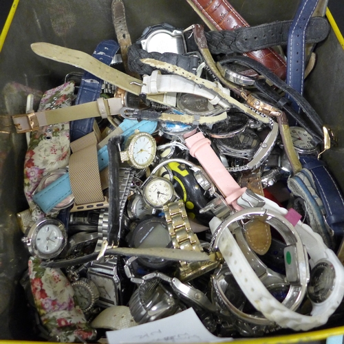 2060 - A tin of wristwatches