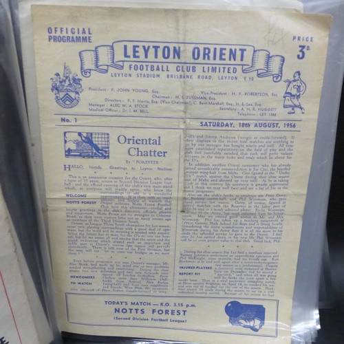 2059 - Football memorabilia; Nottingham Forest home and away progrmmes from the 1950's (9) and 1960's (21) ... 