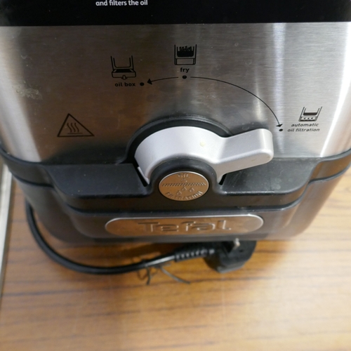6028 - A Tefal Oleoclean Pro food food fryer,  (394-244) *This lot is subject to VAT