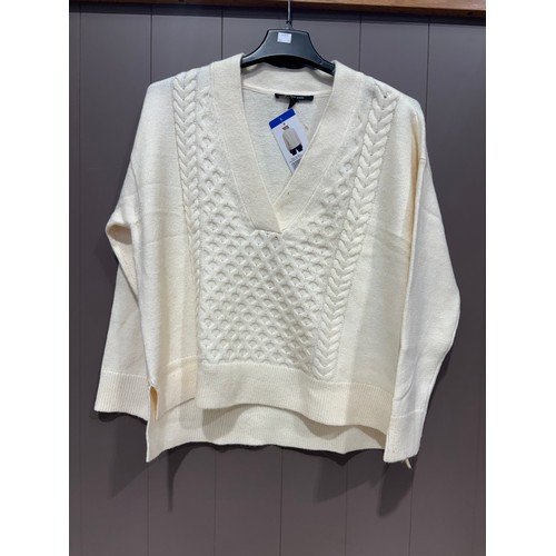 6032 - A quantity of Andrew Marc v-neck cable knit sweaters, various size mainly with tags (391-93) *This l... 