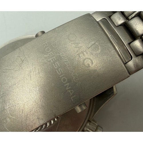 7133 - An Omega Seamaster Professional Chronometer titanium wristwatch with blue dial and date aperture, he... 