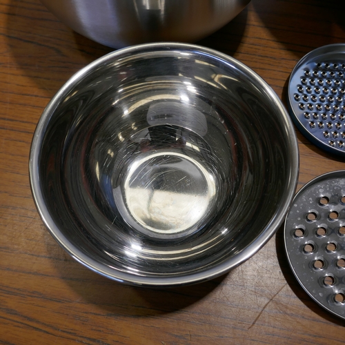 6058 - A Miu mixing bowl set with stainless steel graters  (394-155) *This lot is subject to VAT