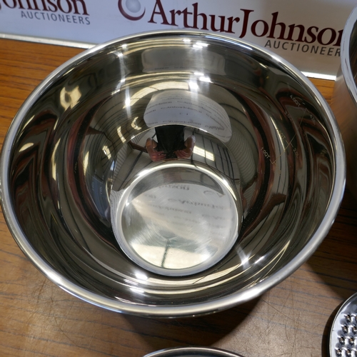 6058 - A Miu mixing bowl set with stainless steel graters  (394-155) *This lot is subject to VAT