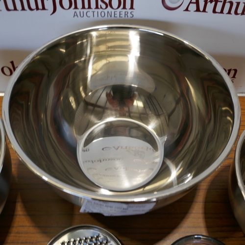 6058 - A Miu mixing bowl set with stainless steel graters  (394-155) *This lot is subject to VAT