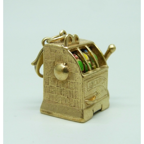 7001 - A 9ct gold charm or pendant in the form of a fruit machine arcade game, hallmarked, with an attached... 