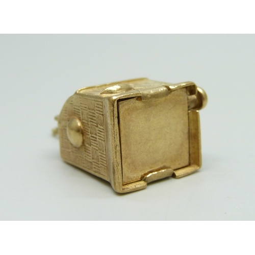 7001 - A 9ct gold charm or pendant in the form of a fruit machine arcade game, hallmarked, with an attached... 