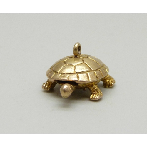 7003 - A 9ct gold charm in the form of a tortoise with articulated head and tail, hallmarked, 2.7g, 2.1cm
