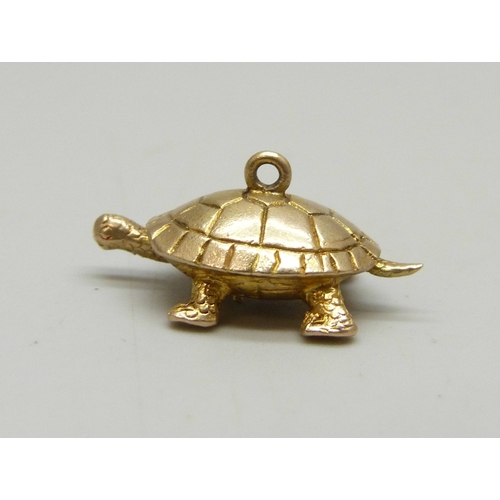 7003 - A 9ct gold charm in the form of a tortoise with articulated head and tail, hallmarked, 2.7g, 2.1cm