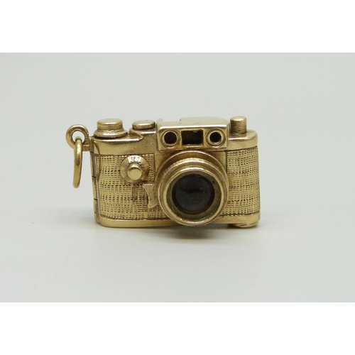 7006 - A 9ct gold charm in the form of a vintage camera, the back of the camera opens, hallmarked, 9.8g, 2.... 