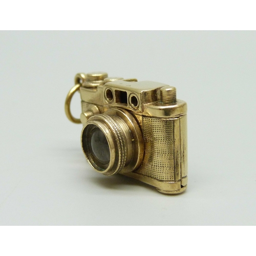 7006 - A 9ct gold charm in the form of a vintage camera, the back of the camera opens, hallmarked, 9.8g, 2.... 