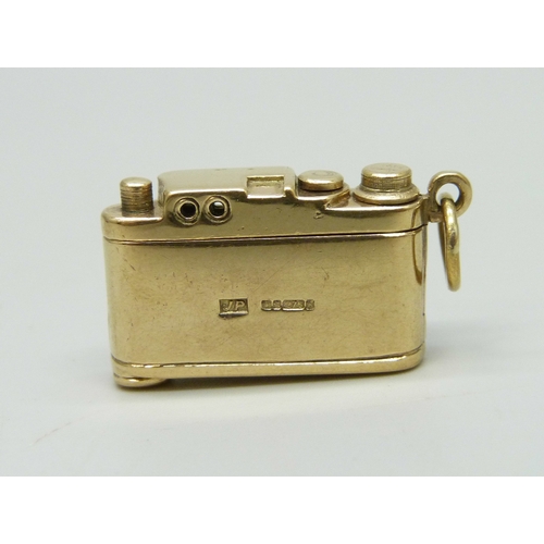 7006 - A 9ct gold charm in the form of a vintage camera, the back of the camera opens, hallmarked, 9.8g, 2.... 