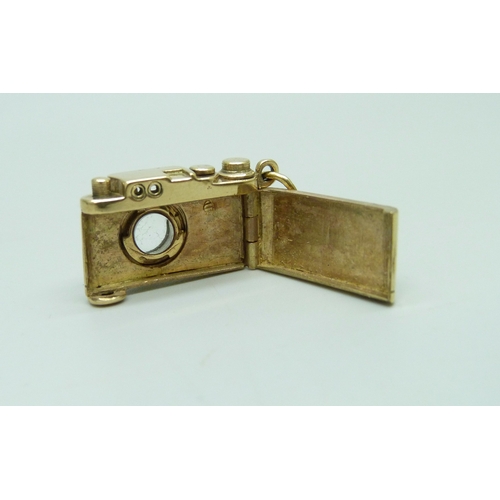 7006 - A 9ct gold charm in the form of a vintage camera, the back of the camera opens, hallmarked, 9.8g, 2.... 