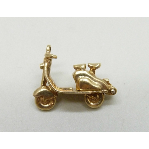 7009 - A 9ct gold charm in the form of a scooter or moped, the back opens, hallmarked, 4.2g, 2.2cm