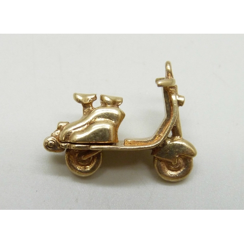 7009 - A 9ct gold charm in the form of a scooter or moped, the back opens, hallmarked, 4.2g, 2.2cm