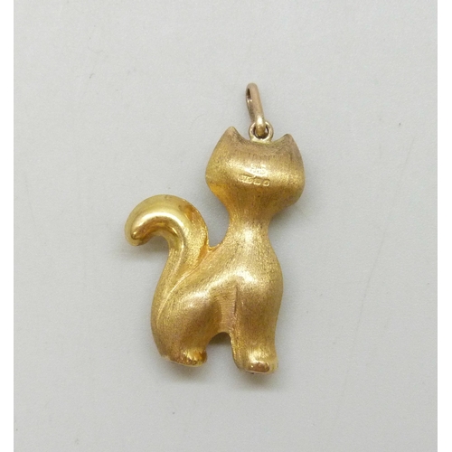 7011 - A 9ct gold charm in the form of a cat, hallmarked, 1.1g, 2.8cm including bail