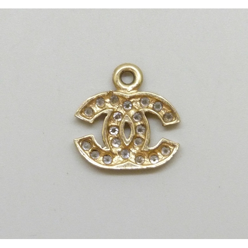 7016 - A yellow metal double C charm set with white stones, 1.5g, 1.4cm