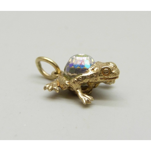 7017 - A 9ct gold charm in the form of a frog, hallmarked, 1.3g, 1.7cm including bail