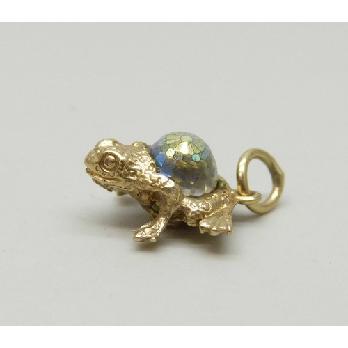 7017 - A 9ct gold charm in the form of a frog, hallmarked, 1.3g, 1.7cm including bail