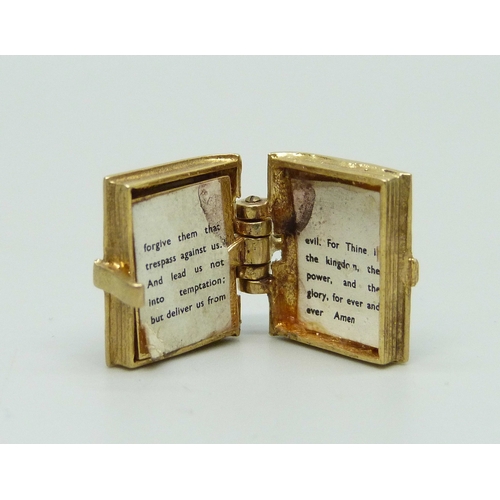 7025 - A 9ct gold charm in the form of a Bible, opens to reveal pages, hallmarked, 4.3g, 1.4cm