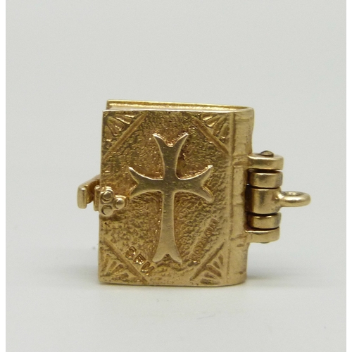 7025 - A 9ct gold charm in the form of a Bible, opens to reveal pages, hallmarked, 4.3g, 1.4cm