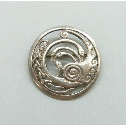 7026 - A Celtic design silver brooch depicting swans, 2.5cm