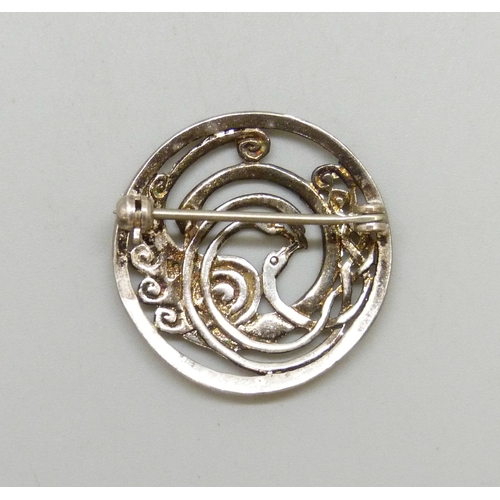 7026 - A Celtic design silver brooch depicting swans, 2.5cm