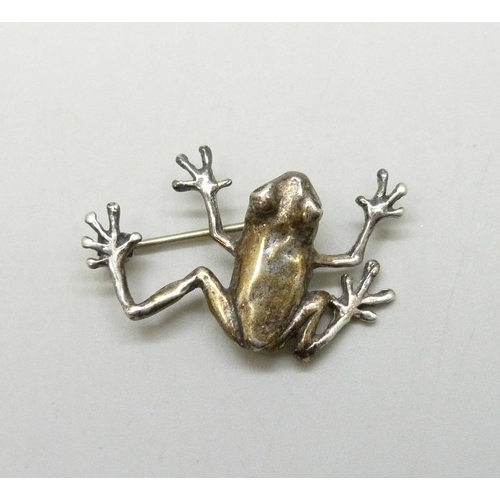 7039 - A white metal brooch in the form of a frog, tests a silver, 3.2cm