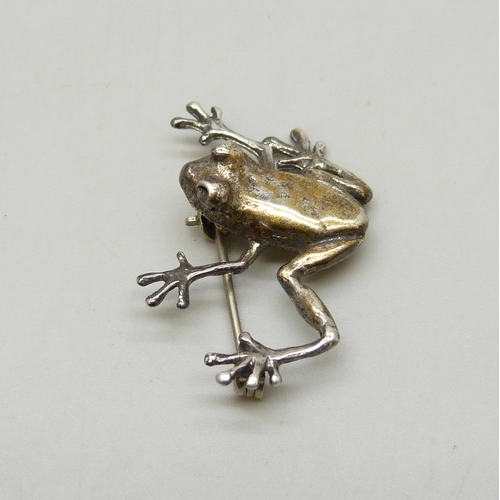 7039 - A white metal brooch in the form of a frog, tests a silver, 3.2cm