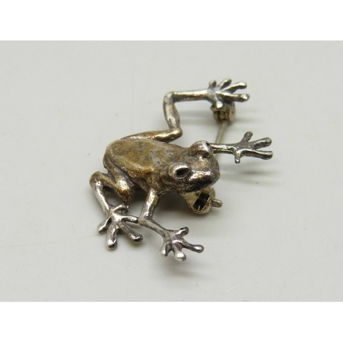 7039 - A white metal brooch in the form of a frog, tests a silver, 3.2cm