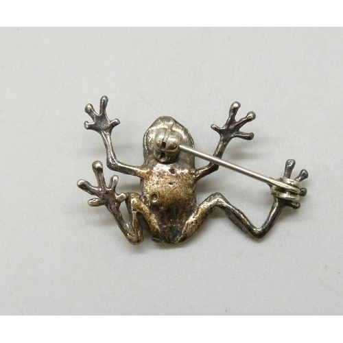 7039 - A white metal brooch in the form of a frog, tests a silver, 3.2cm
