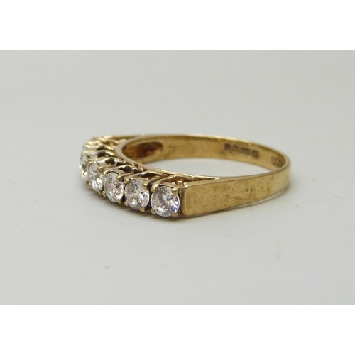 7042 - A 9ct gold ring set with seven cubic zirconia stones, 2.4g, P