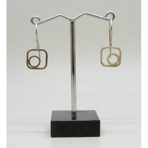 7046 - A pair of Modernist design silver earrings, hallmarked ERL, London, 2015, 2.8cm including hooks