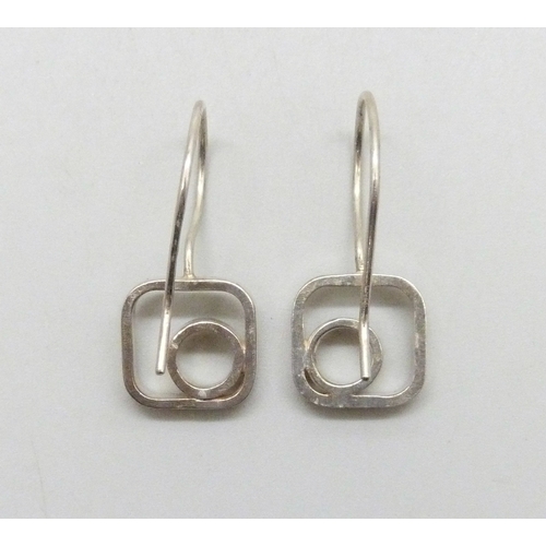 7046 - A pair of Modernist design silver earrings, hallmarked ERL, London, 2015, 2.8cm including hooks