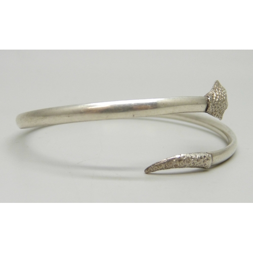 7048 - A silver snake design bangle set with garnets, 7g, 6.1 x 5.1cm