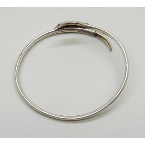 7048 - A silver snake design bangle set with garnets, 7g, 6.1 x 5.1cm