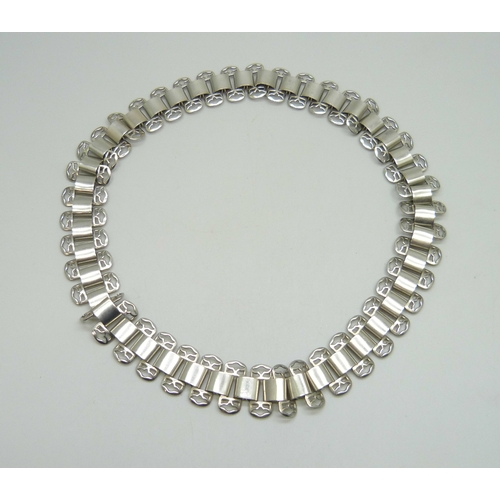 7051 - A silver plated book chain collar necklace, 47cm, 1.9cm wide