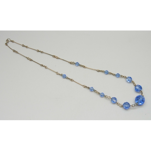 7054 - An Art Deco necklace with faceted glass beads, 45cm