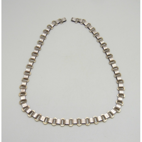7055 - A Victorian book chain collar necklace, lacking fastener, 39.5cm