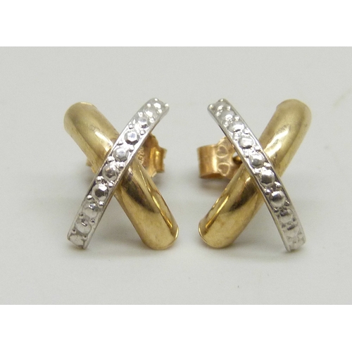 7060 - A pair of 9ct white and yellow gold earrings, unmatched 9ct gold butterflies, 0.9g, 1.2cm