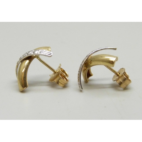 7060 - A pair of 9ct white and yellow gold earrings, unmatched 9ct gold butterflies, 0.9g, 1.2cm