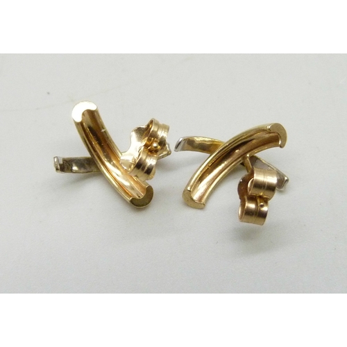7060 - A pair of 9ct white and yellow gold earrings, unmatched 9ct gold butterflies, 0.9g, 1.2cm