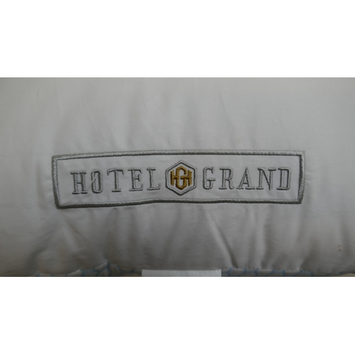 5014 - A pack of 2 Hotel Grand reversible cooling pillows (399-366) *This lot is subject to VAT