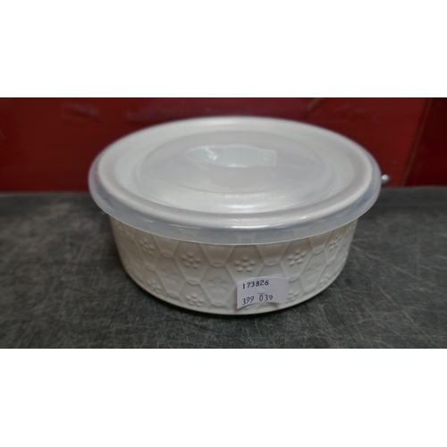 5023 - A pack of 3 microwaveable Bowls with lids (399-39) *This lot is subject to VAT