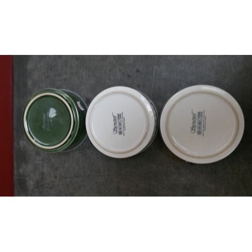 5023 - A pack of 3 microwaveable Bowls with lids (399-39) *This lot is subject to VAT